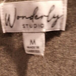 NWT Wonderly STUDIO Studio Olive V-Neck Top Size Medium